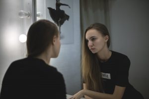 femme se regardant dans le miroir